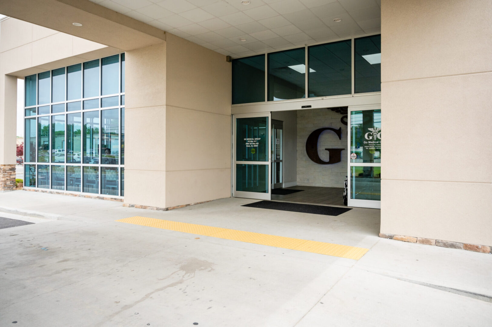 A building with two doors and a large letter g on the front.